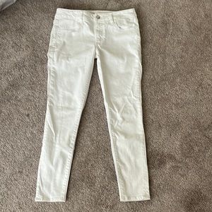 American Eagle white stretch denim jeans in a size 8 short.
